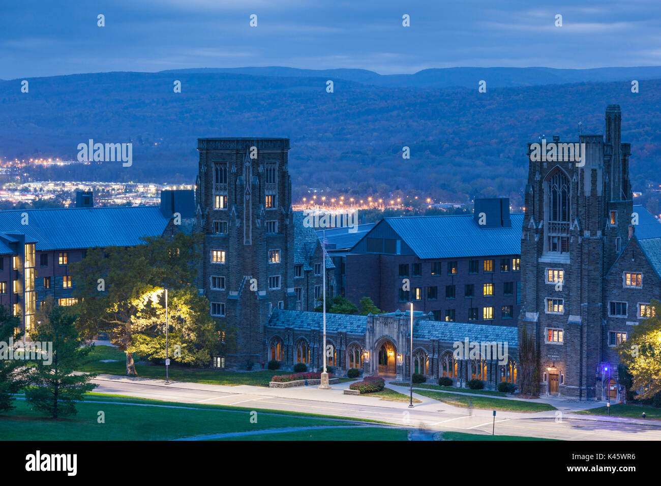 USA, New York, Finger Lakes Region, Ithaca, Cornell University, McFaddin Hall, Dämmerung Stockfoto