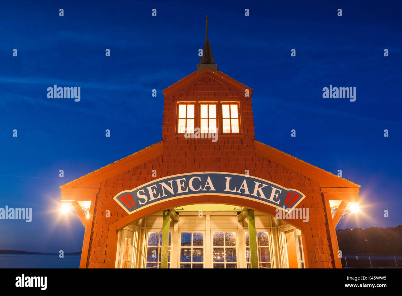 USA, New York, Finger Lakes Region, Watkins Glen, Seneca Lake pier, Dämmerung Stockfoto