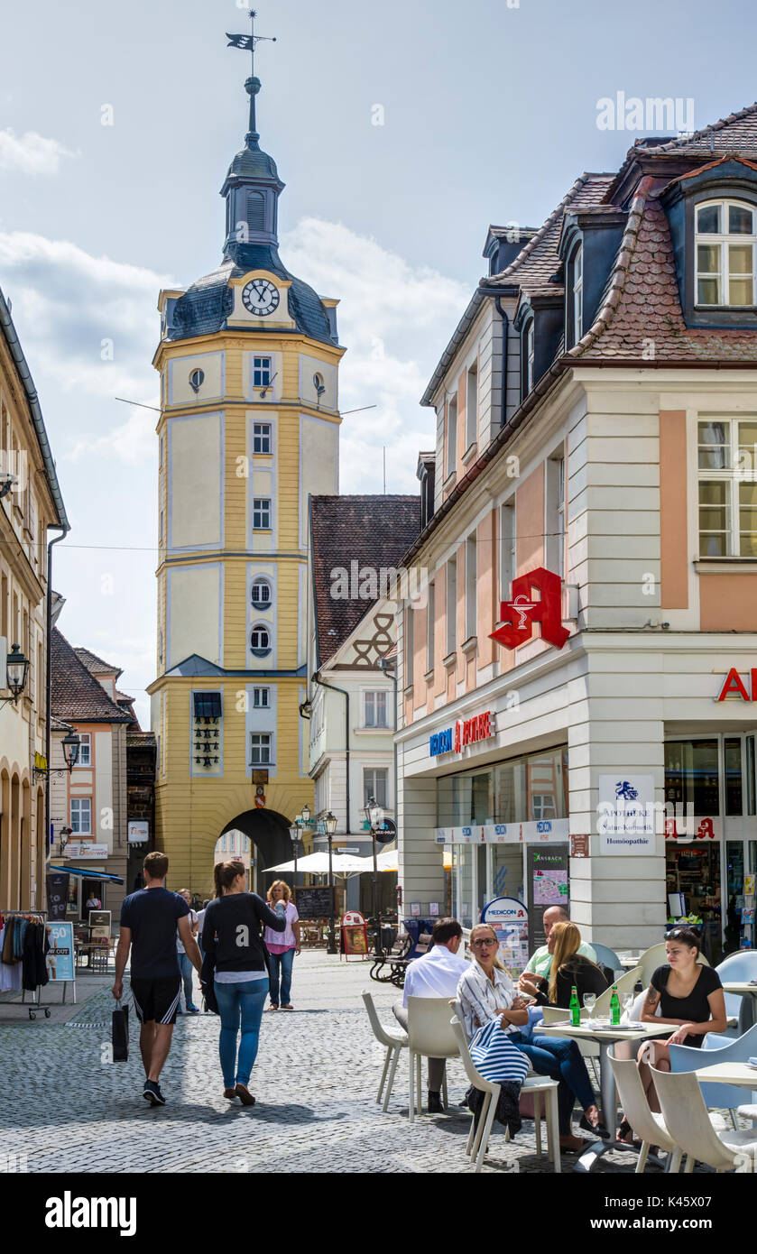 ANSBACH, Deutschland - 22. August: Touristen am Herrieder Tor in Ansbach, Deutschland Am 22. August 2017. Das Tor ist eine der wichtigsten historischen Stockfoto