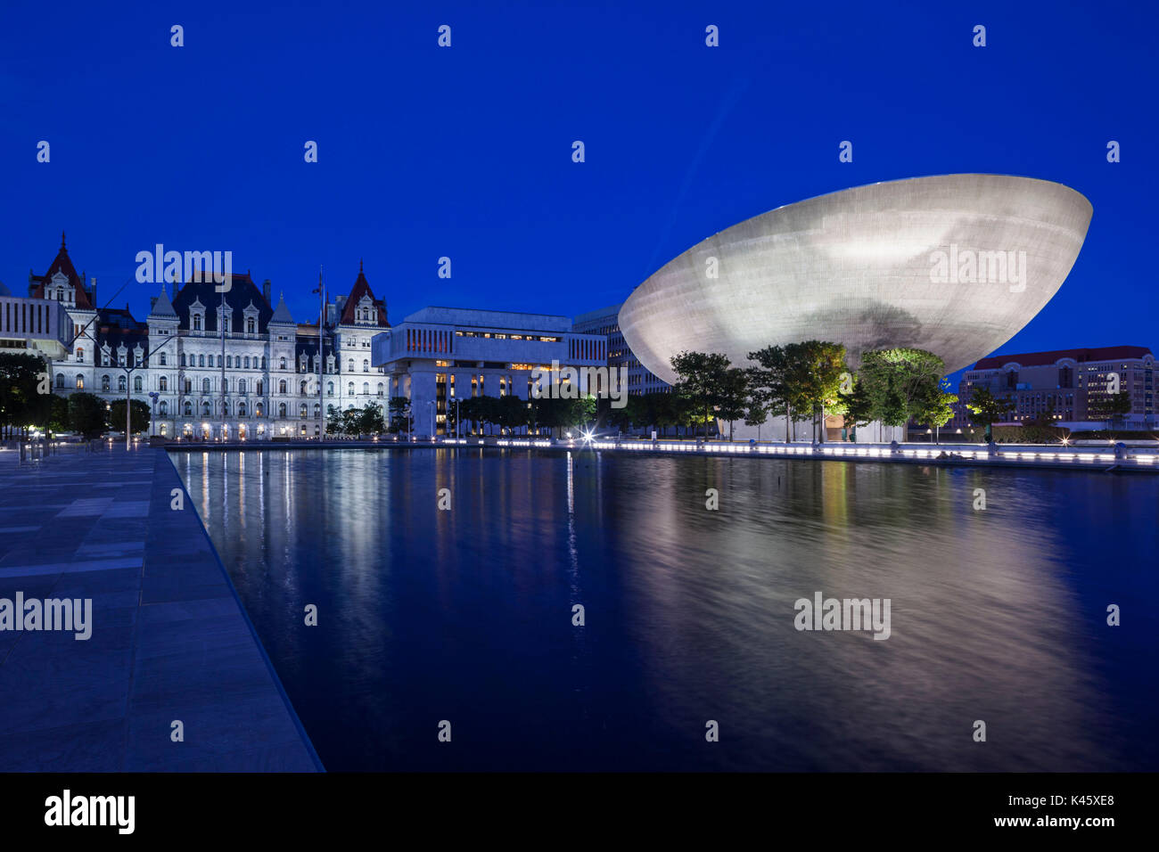 USA, New York, Hudson Valley, Albany, New York State Capitol, das Rockefeller Empire State Plaza, legislative Gebäude, State Capitol und das Ei Staatstheater, Dämmerung Stockfoto