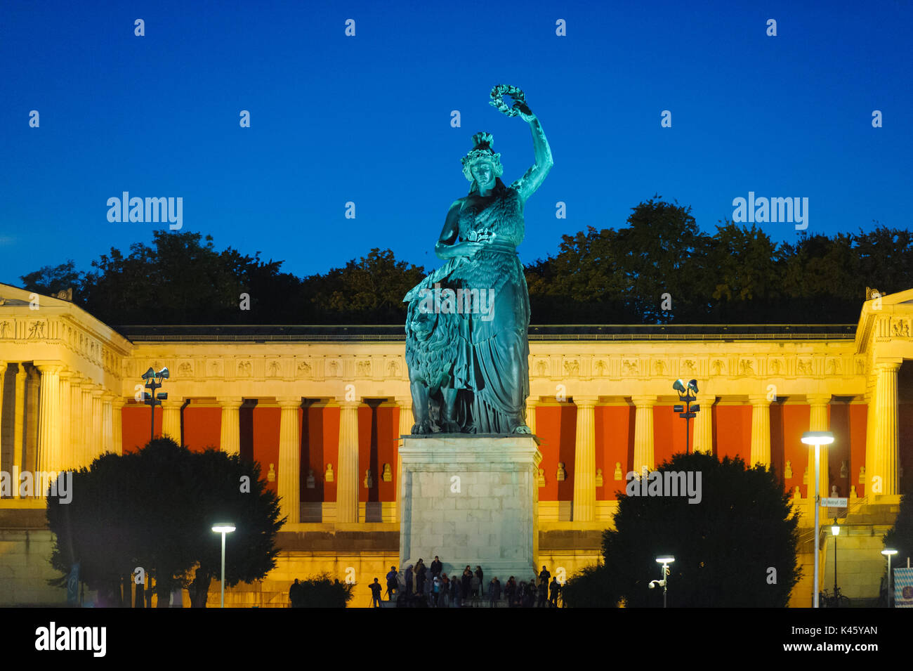 Das Oktoberfest in München ist das größte Volksfest der Welt und an der Spitze ist der Bavaria staue stehend Stockfoto