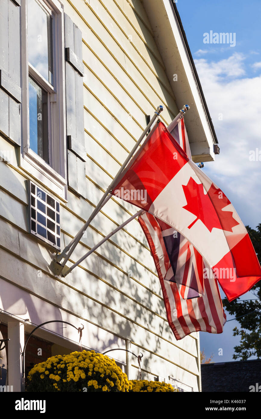 Kanada, Ontario, Niagara on the Lake, amerikanischen und kanadischen Flaggen Stockfoto