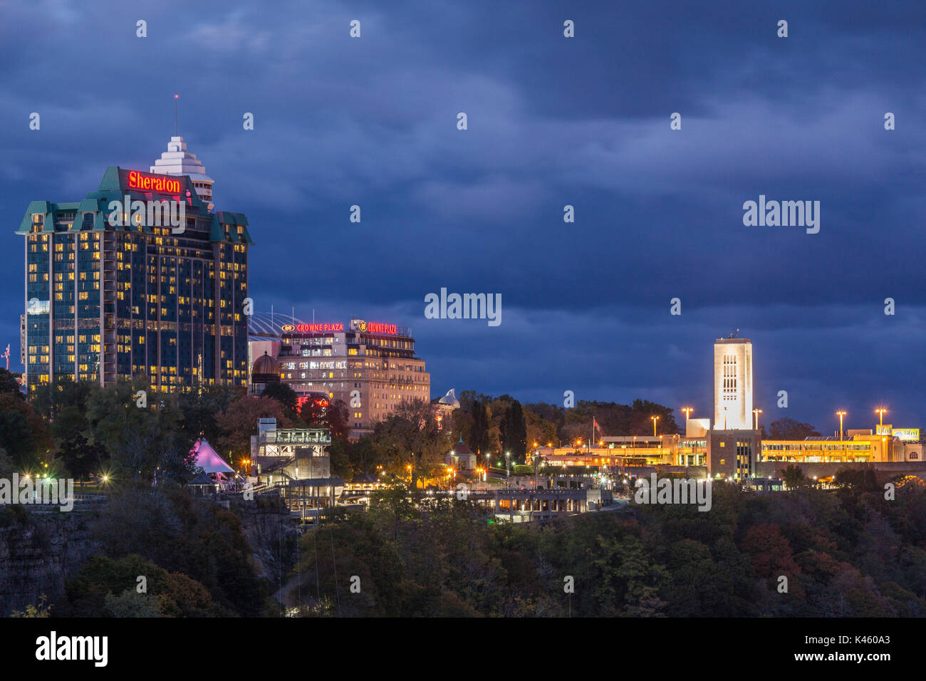 Kanada, Ontario, Niagara Falls, Hotels durch die Wasserfälle, Sonnenuntergang, Dämmerung Stockfoto