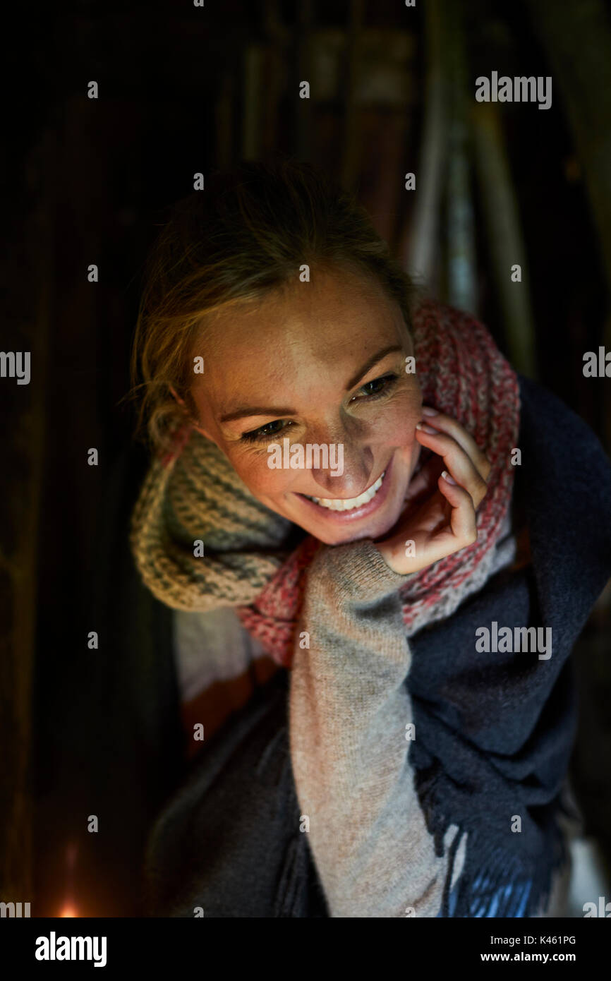 Blonde Frau lächelnd, Kopf auf ihre Hand, Porträt, Stockfoto