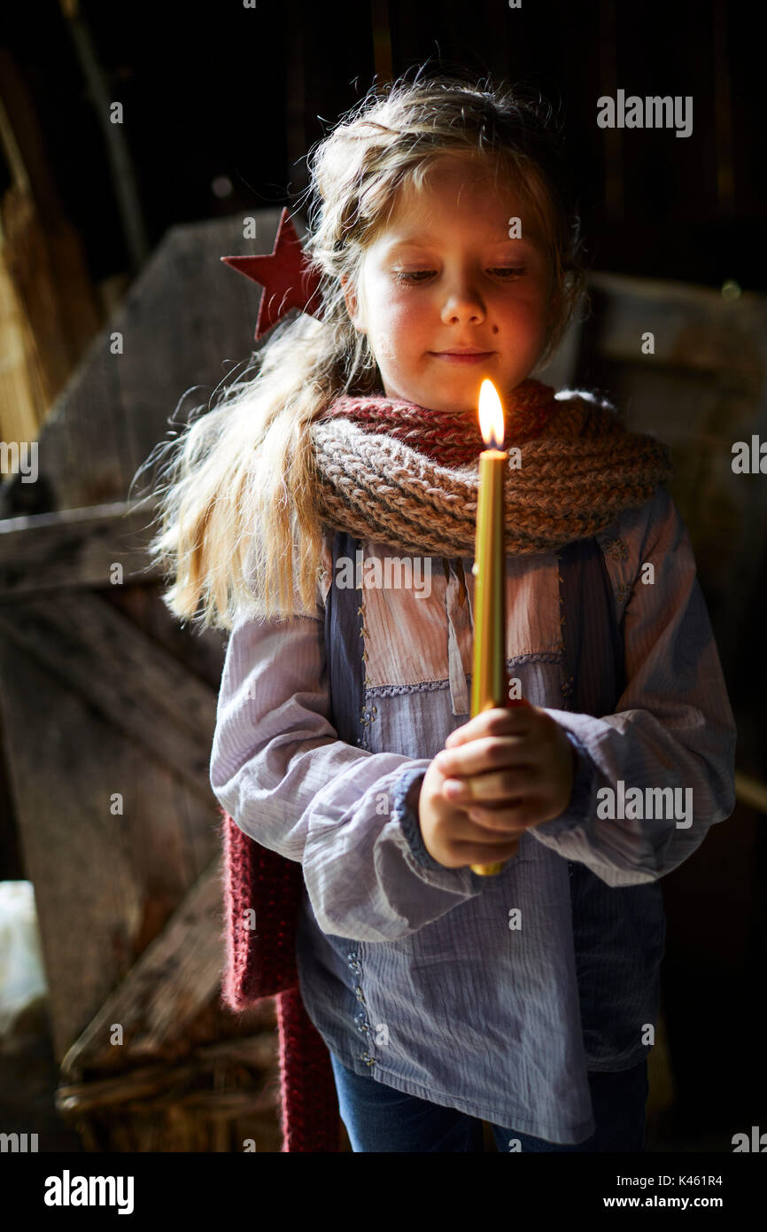 Scheune, Mädchen mit Kerze, halb-Porträt, Stockfoto