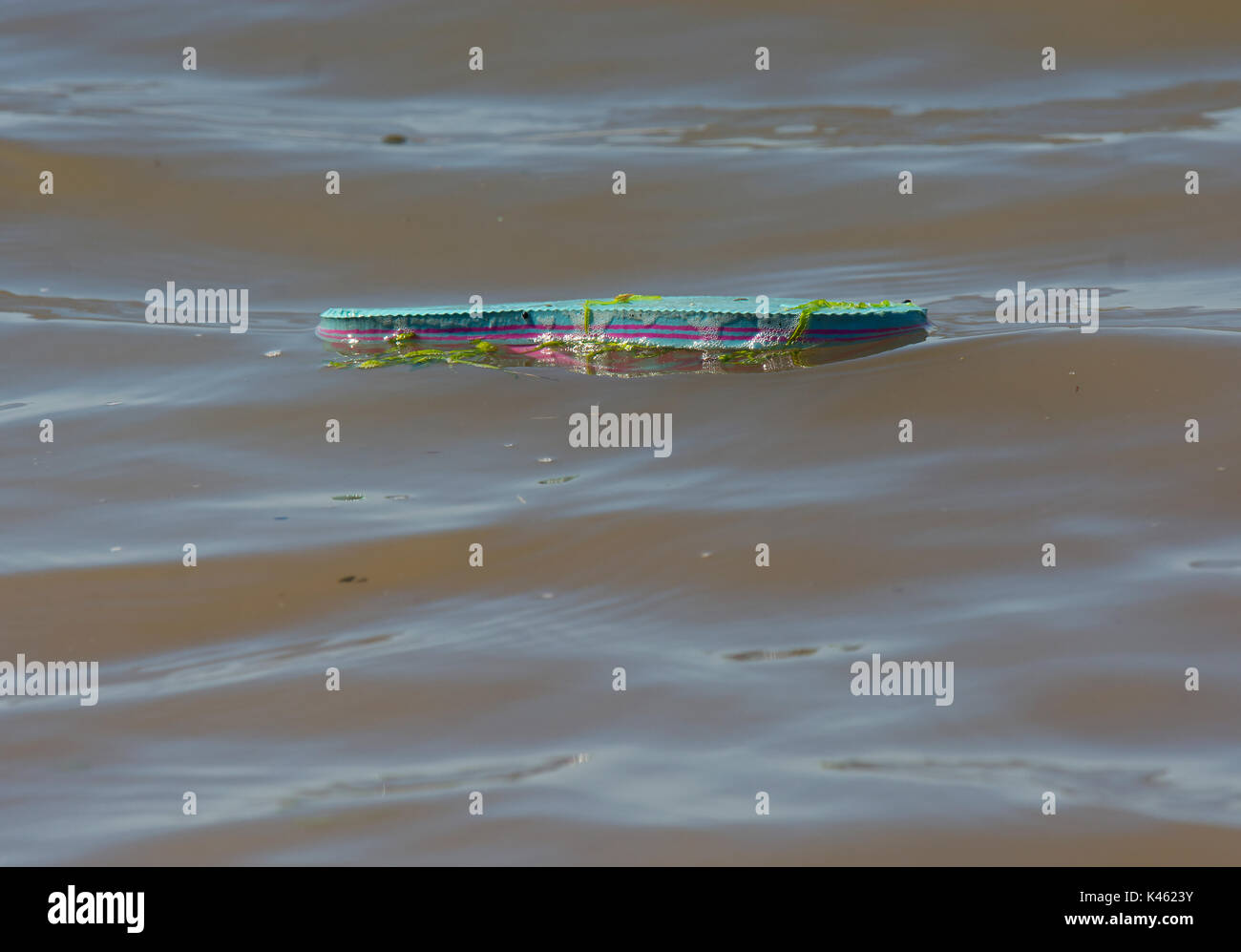 Plastikmüll treiben im Meer in Lancashire Stockfoto