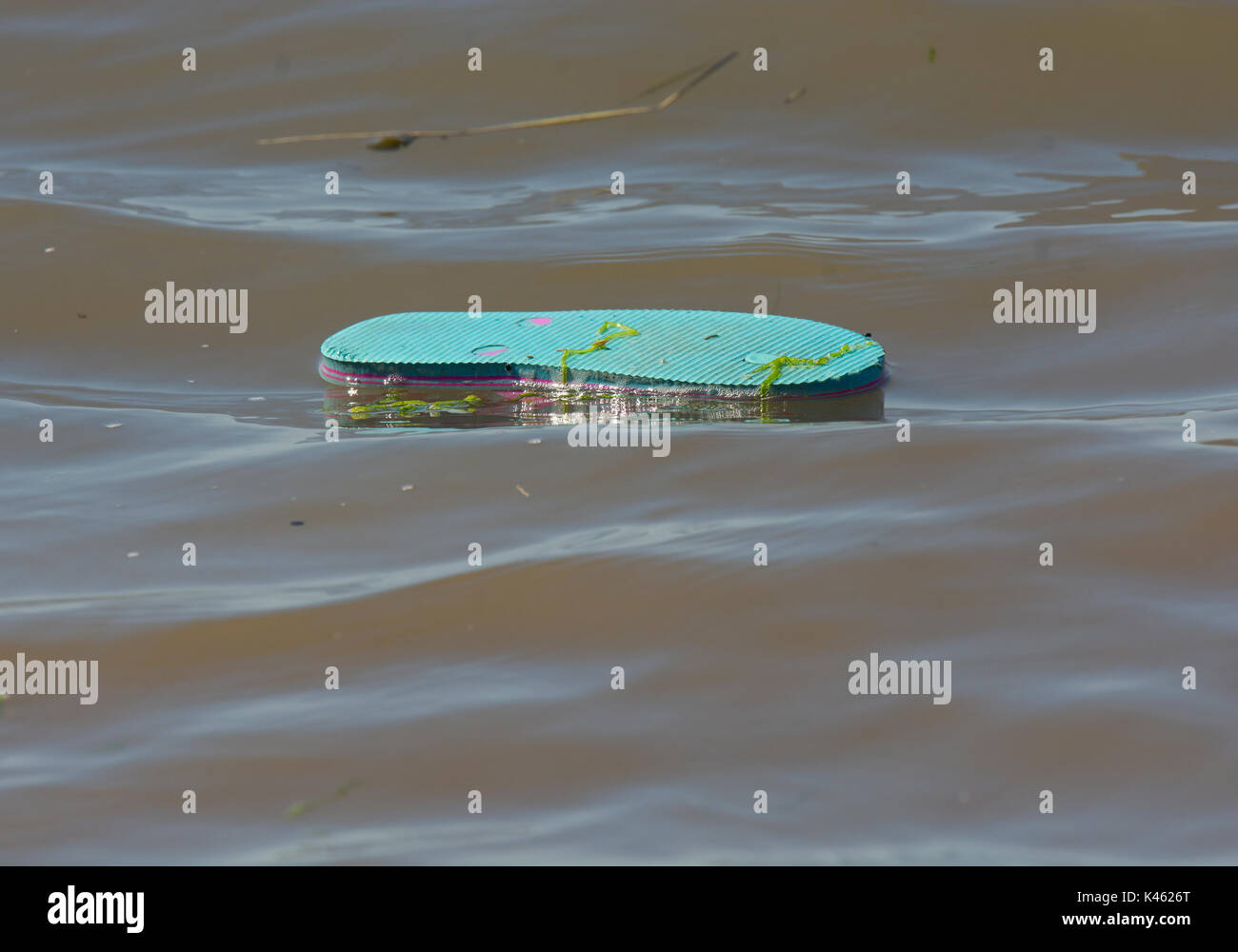 Plastikmüll treiben im Meer in Lancashire Stockfoto