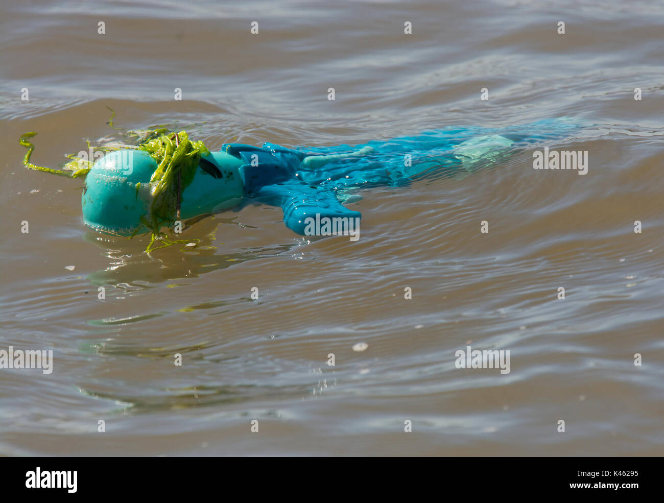 Plastikmüll treiben im Meer in Lancashire Stockfoto