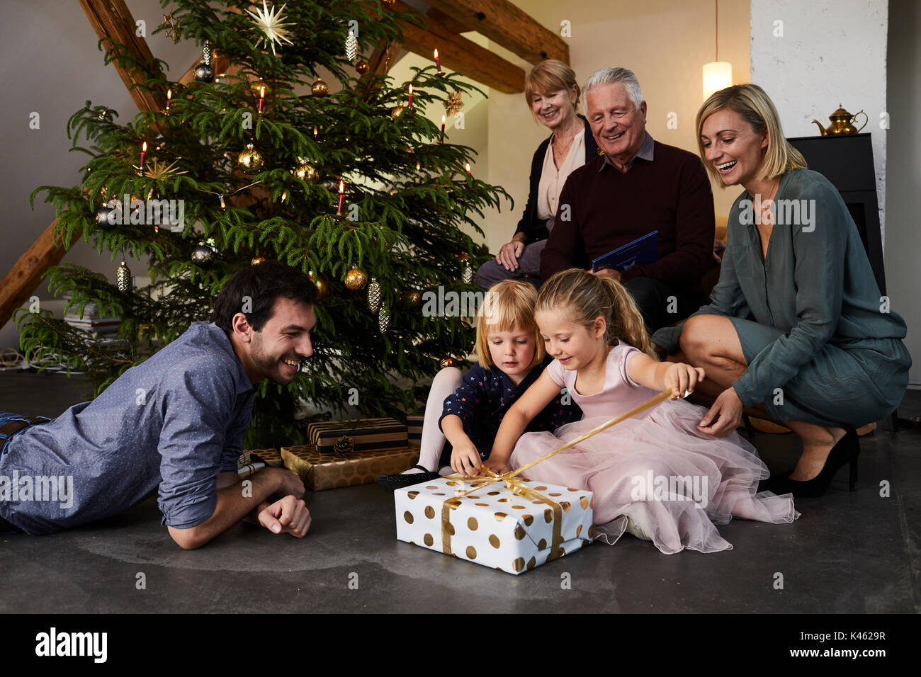 Familie mit Kindern und Großeltern vor Weihnachtsbaum, Heiligabend Stockfoto
