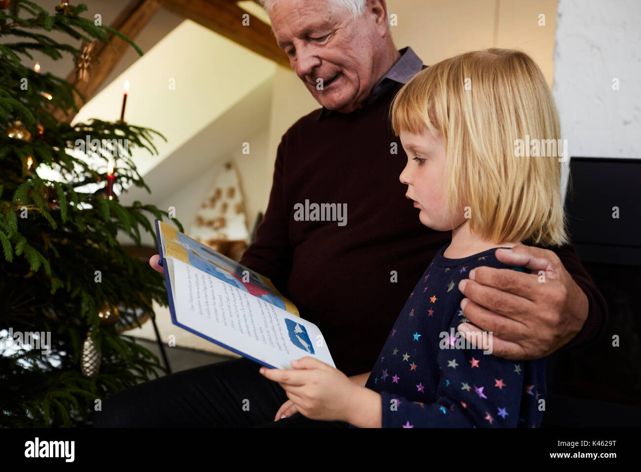 Kind und Großvater vor Weihnachtsbaum, Heiligabend Stockfoto