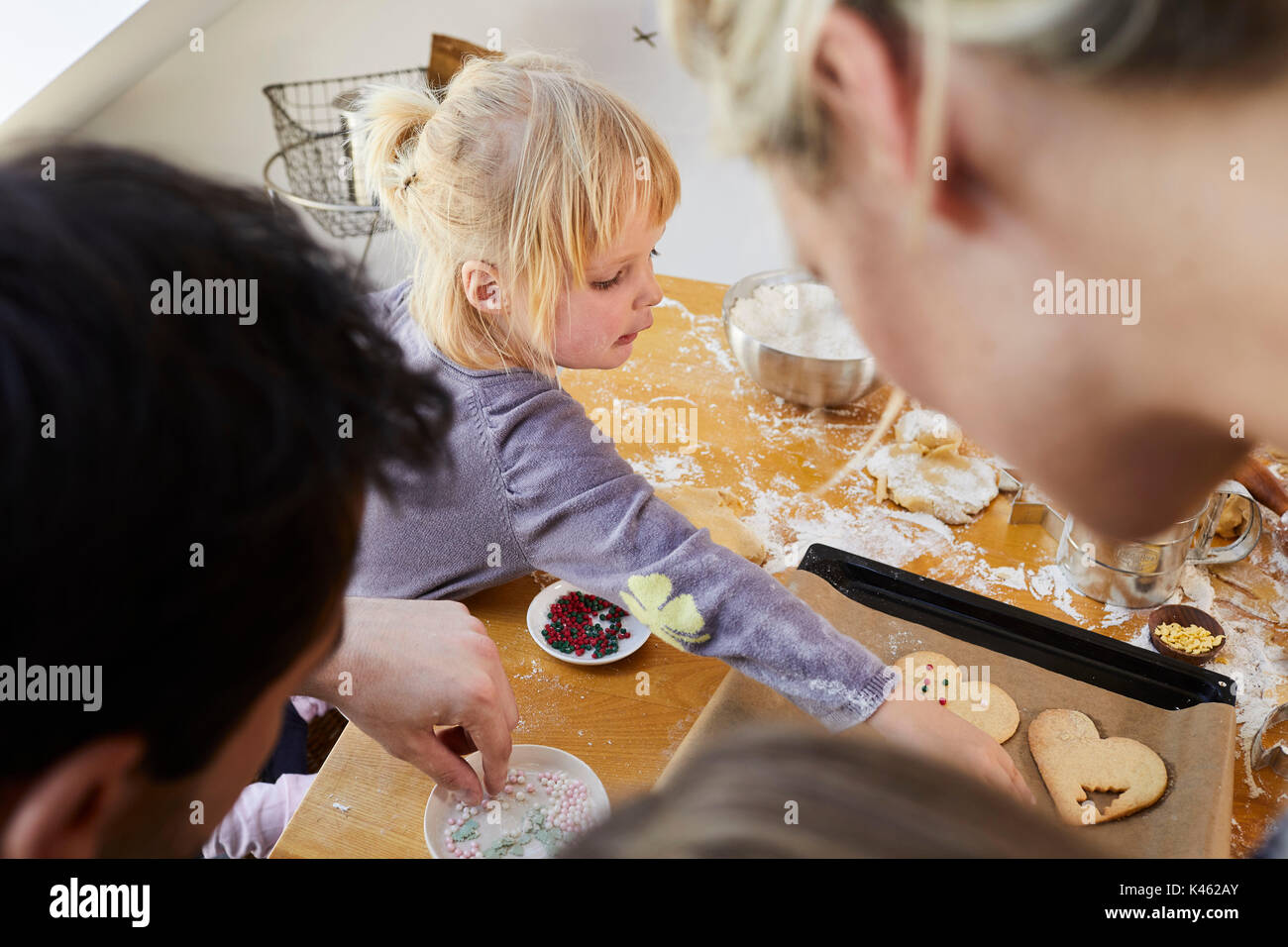 Familie backen Weihnachtsplätzchen, detail, Stockfoto