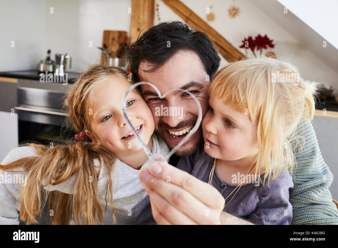 Familie backen Weihnachtsplätzchen, Vater und Tochter Spaß, suche Trog Cookie Cutter, Porträt, Stockfoto