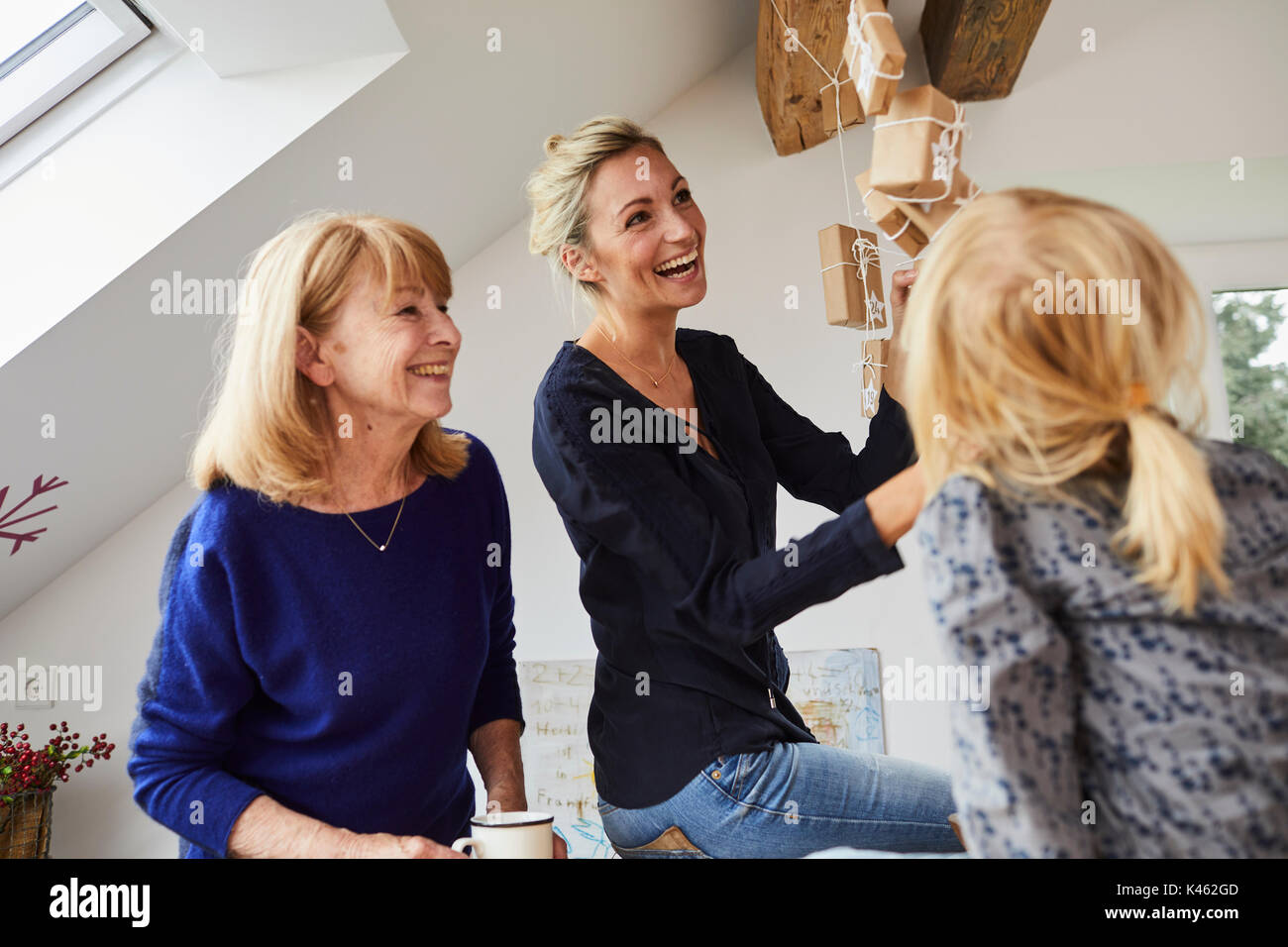 Großmutter, Mutter und Tochter Auflegen einen Adventskalender, Stockfoto