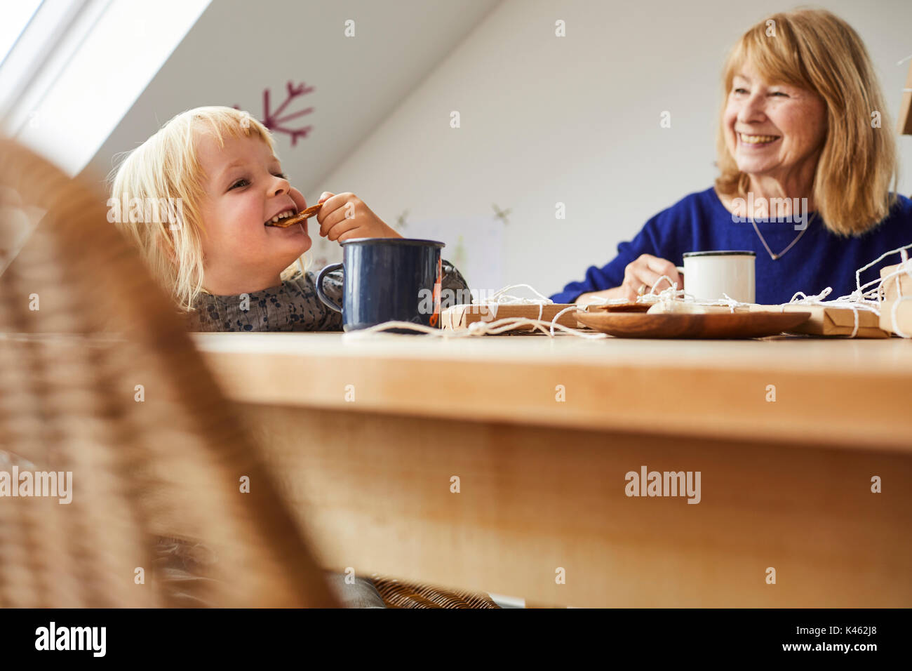 Großmutter und Enkelin gemütliches Zuhause in der Weihnachtszeit Stockfoto