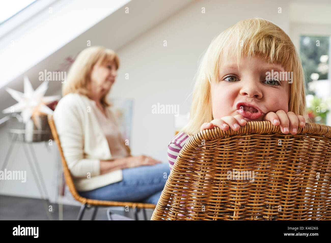 Großmutter und Enkelin gemütlich zu Hause Stockfoto