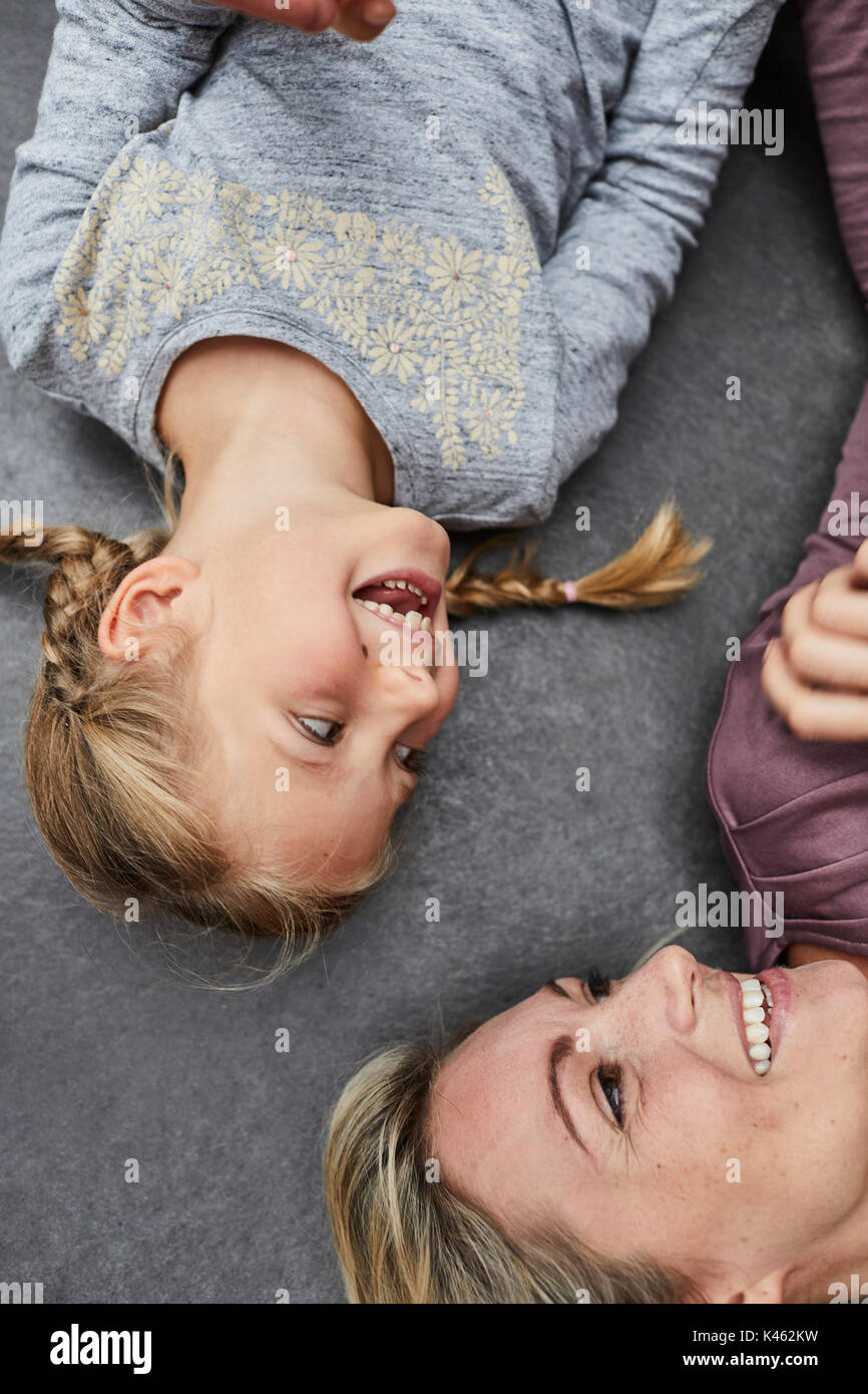 Mutter und Tochter gemütlich zu Hause, Porträt Stockfoto