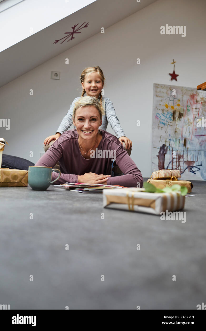 Mutter und Tochter gemütlich zu Hause, Weihnachten Zubereitungen Stockfoto