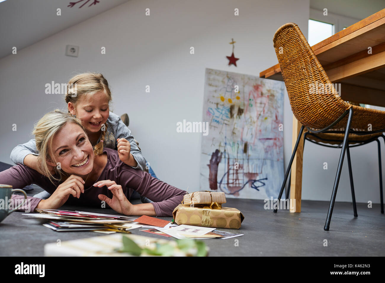 Mutter und Tochter gemütlich zu Hause, Weihnachten Zubereitungen Stockfoto