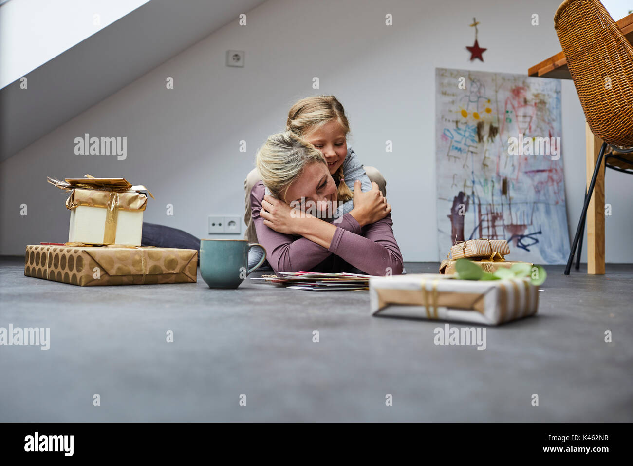Mutter und Tochter gemütliches Zuhause in der Weihnachtszeit Stockfoto