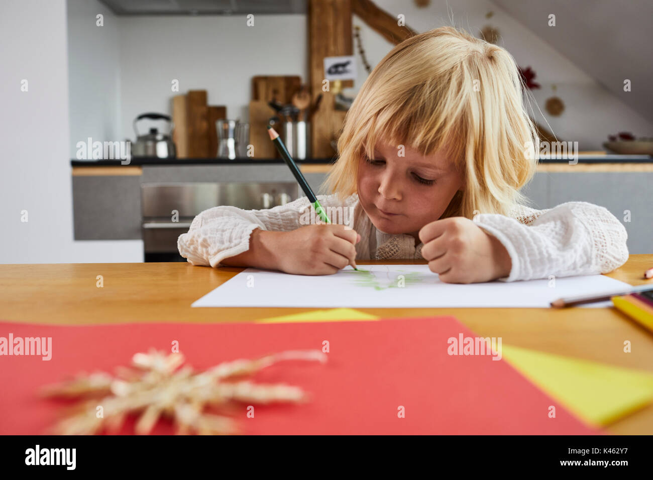 Kleines Mädchen gemütlich zu Hause beim Malen Stockfoto