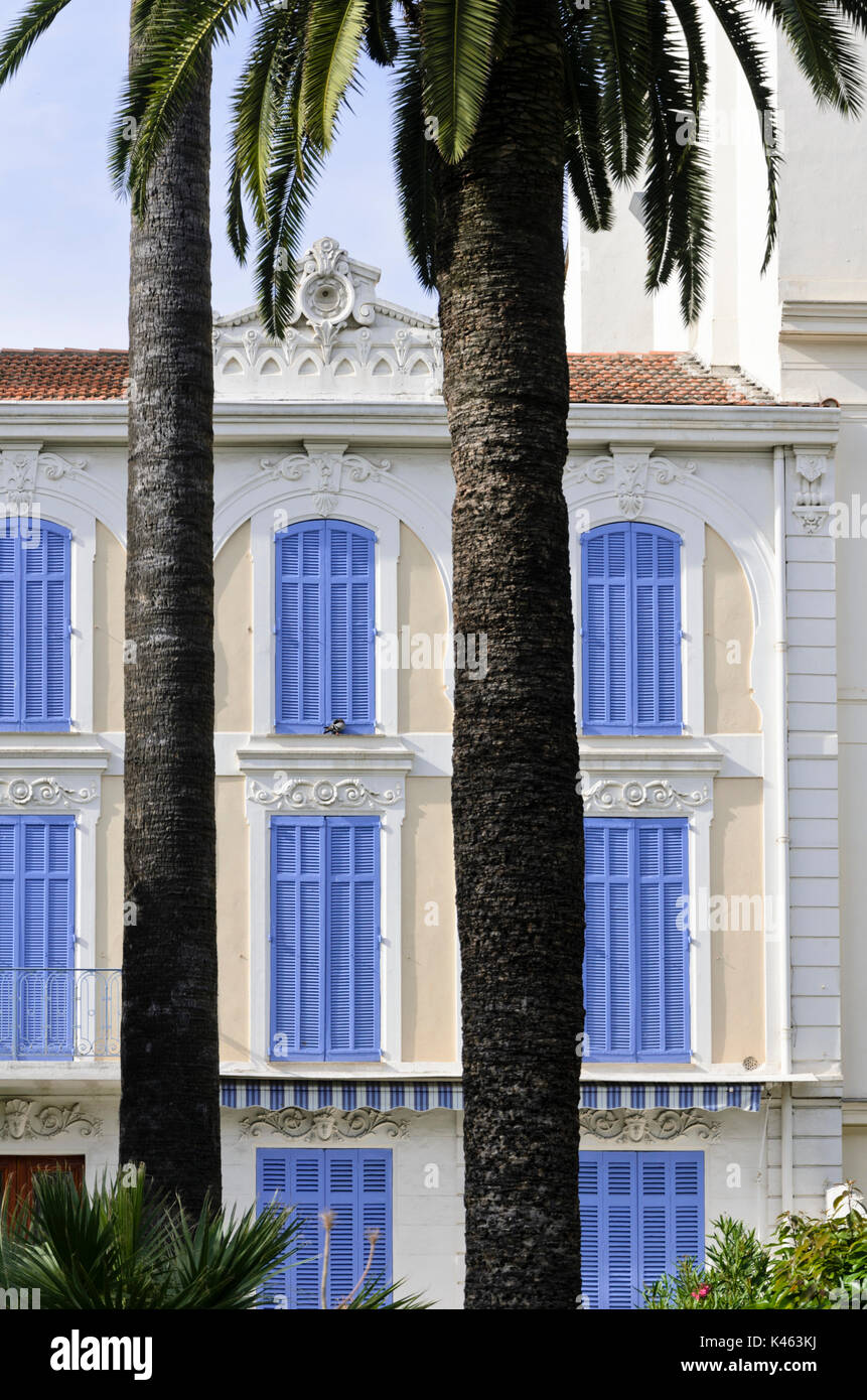 Haus mit blauen Fensterläden, Cannes, Frankreich Stockfoto