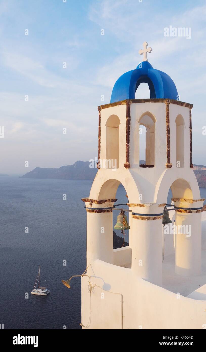 Die blauen Kuppeln der Oia, Santorin in Griechenland bei Sonnenaufgang im Winter; die griechischen Inseln sind eine wunderbare Winter Stockfoto