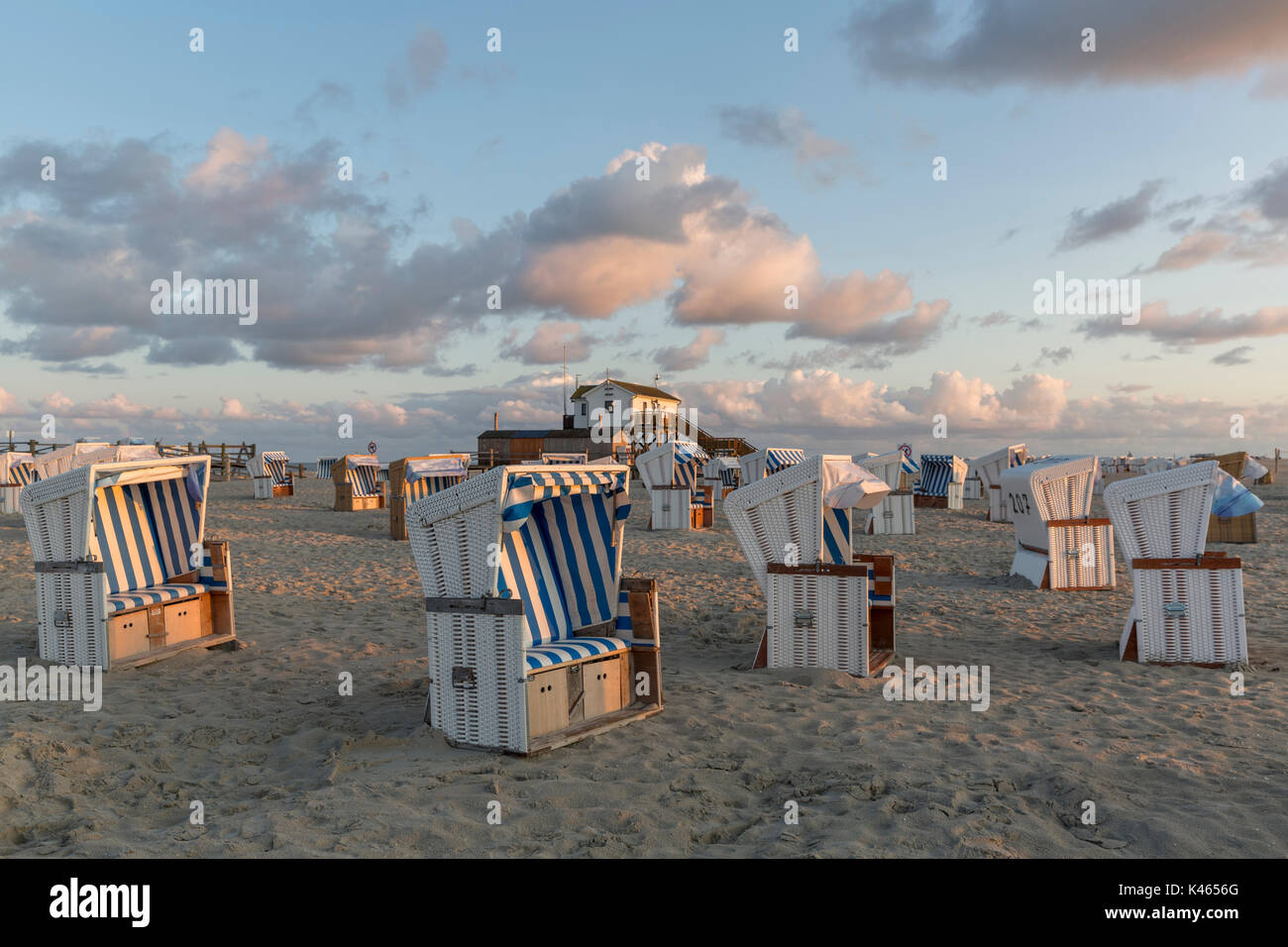 Traditionelle Strandkörbe oder mit Kapuze liegen in Nord Deutschland Stockfoto