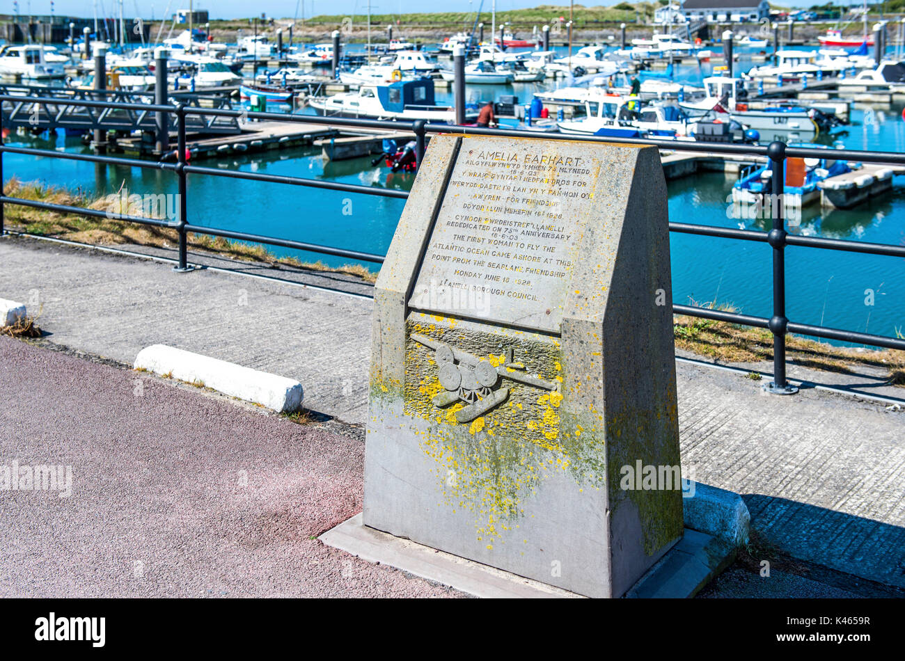 Gedenkstein zu Amelia Earhart im Burry Port Harbour, South Wales Stockfoto