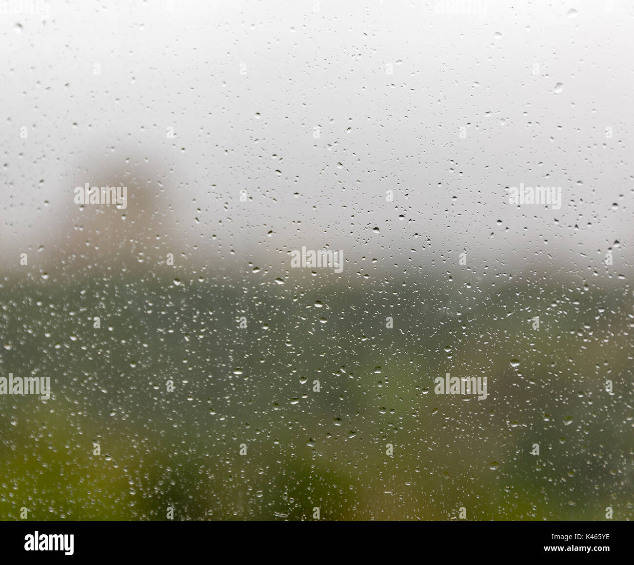 Regen fällt auf Fensterglas. Abstrakt Hintergrund. Stockfoto