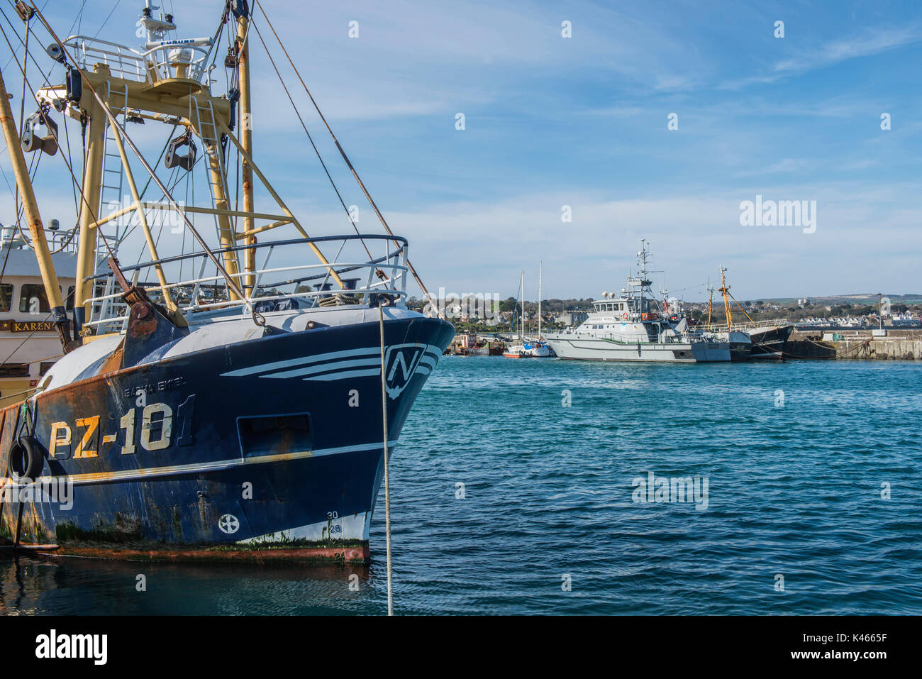 Newlyn Harbour Cornwall mit einem Fischkutter und Fischerei Schutz Schiff Stockfoto