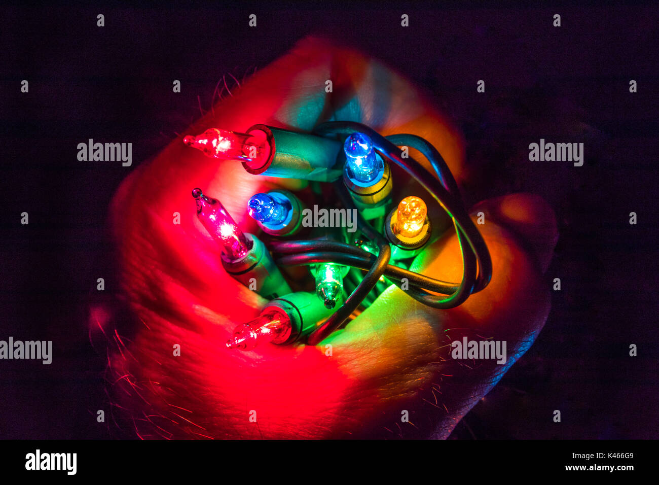 Horizontale Foto von bunten Holiday Lights in einem geschlossenen Hand gehalten wird Stockfoto