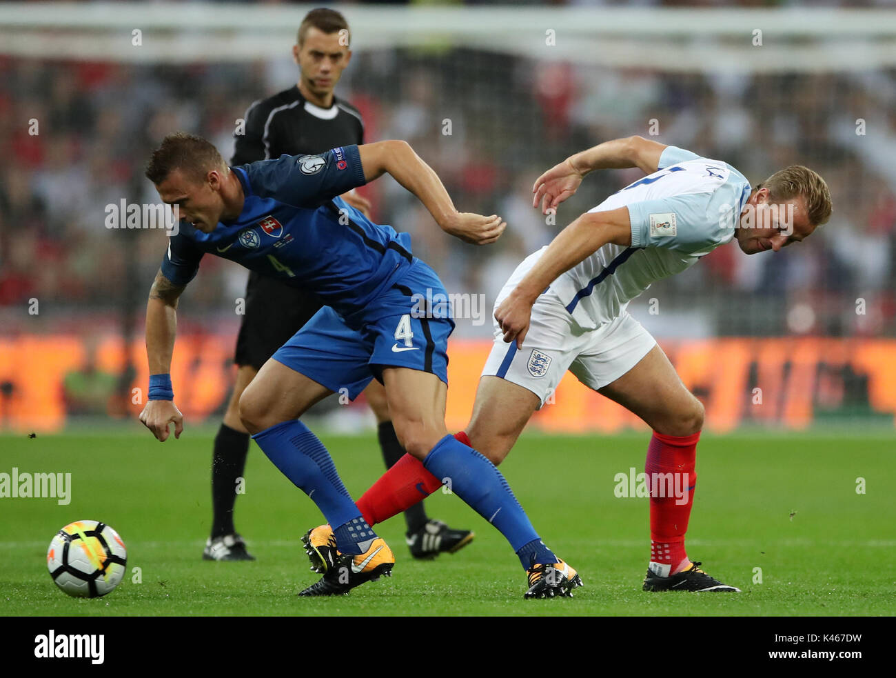 England's Harry Kane (rechts) und der Slowakei Jan Durica Kampf um den Ball während der 2018 FIFA World Cup qualifizieren, Gruppe F Match im Wembley Stadion, London. Stockfoto