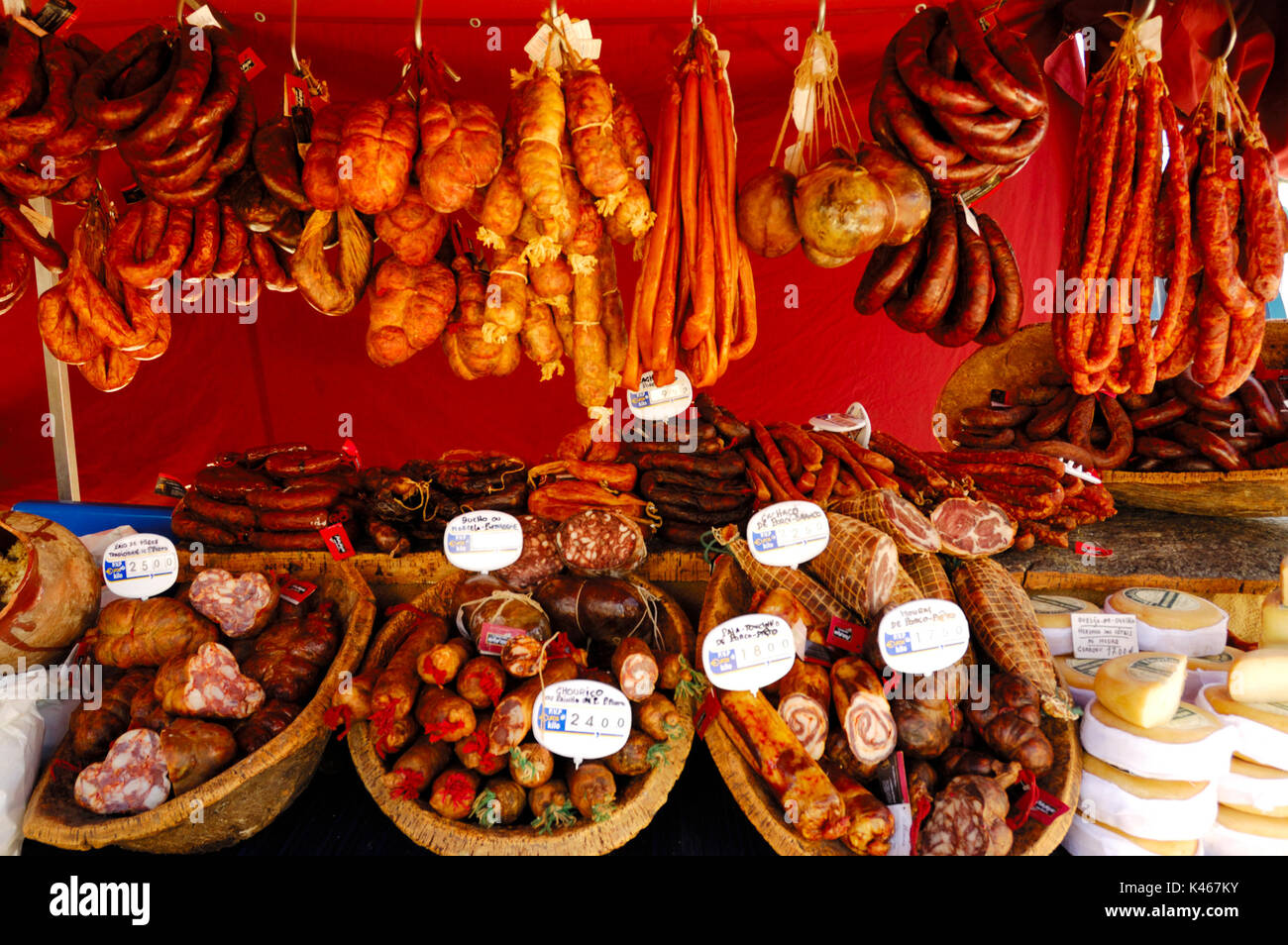 Verschiedene Arten von traditionellen Würstchen in der estremoz Street Food Markt. Alentejo, Portugal Stockfoto