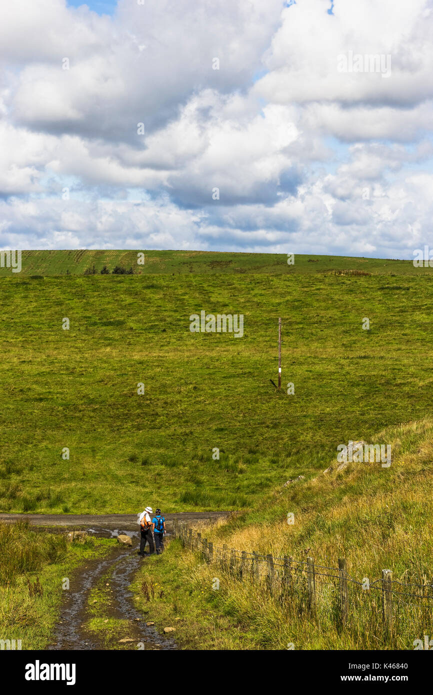 Wanderer sollten Sie einen Ordenance Survey map in der Landschaft von Northumberland. Stockfoto