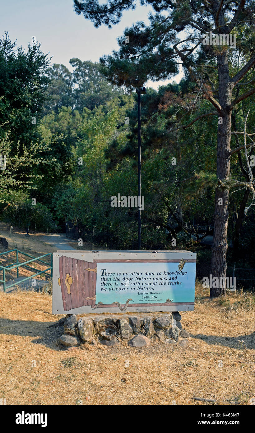 Sulphur Creek Nature Center Eingangsschild mit Luther Burbank Zitat, Hayward, Kalifornien Stockfoto