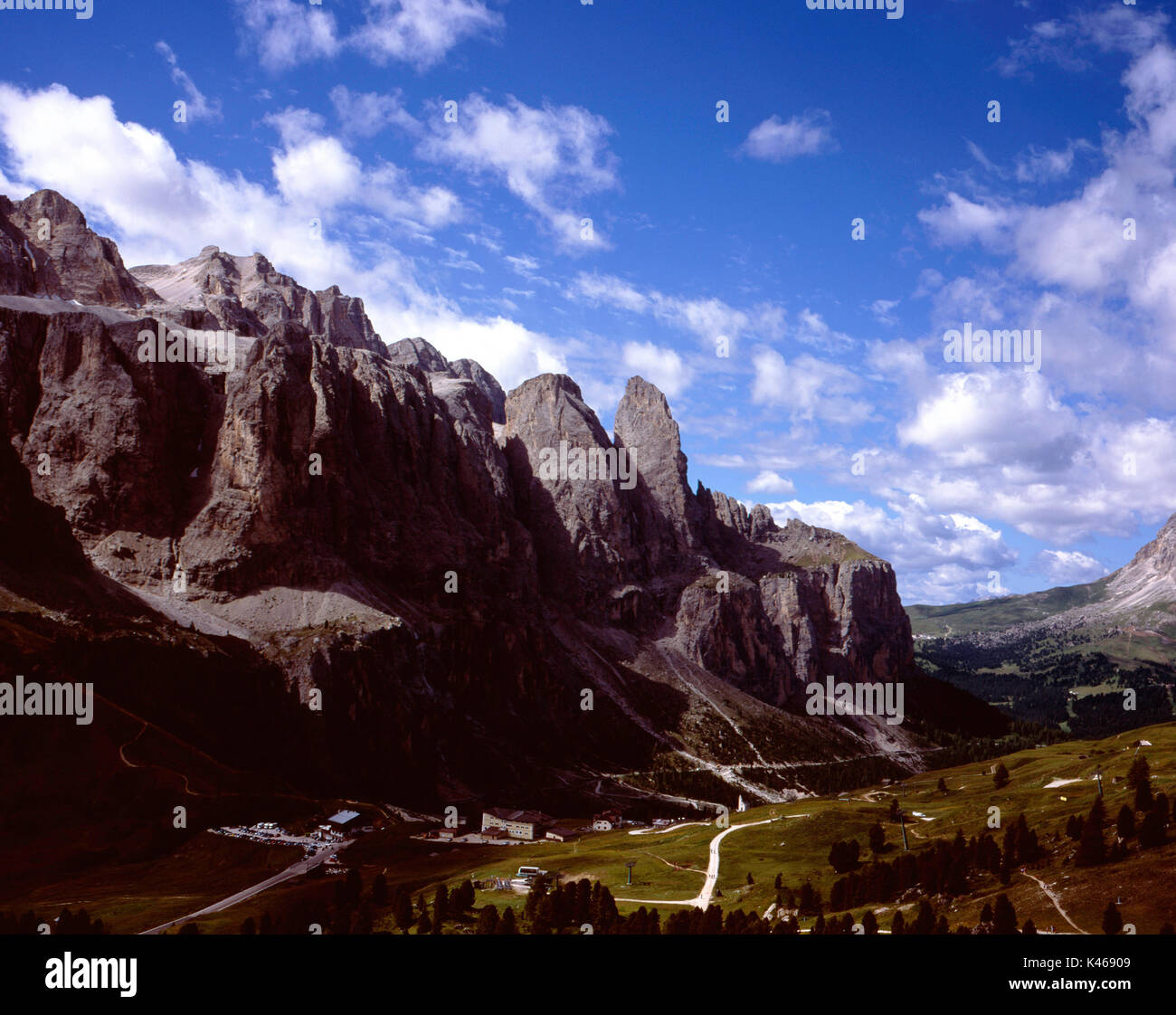 Die Sella Gruppe oder der Sellagruppe ein Blick von in der Nähe des Passo Gardena die Grenze des Gröden und Alta Badia Wolkenstein Dolomiten Italien Stockfoto