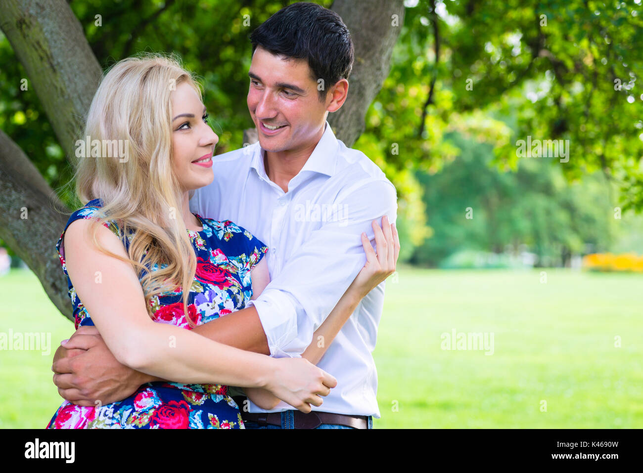 Mann und Frau in Park Stockfoto