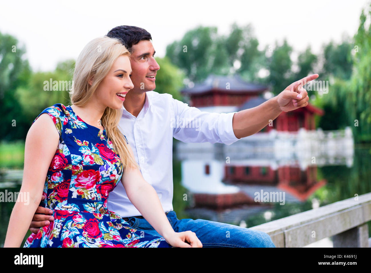 Paar träumen ihr Leben zusammen sitzen am Fluss Stockfoto