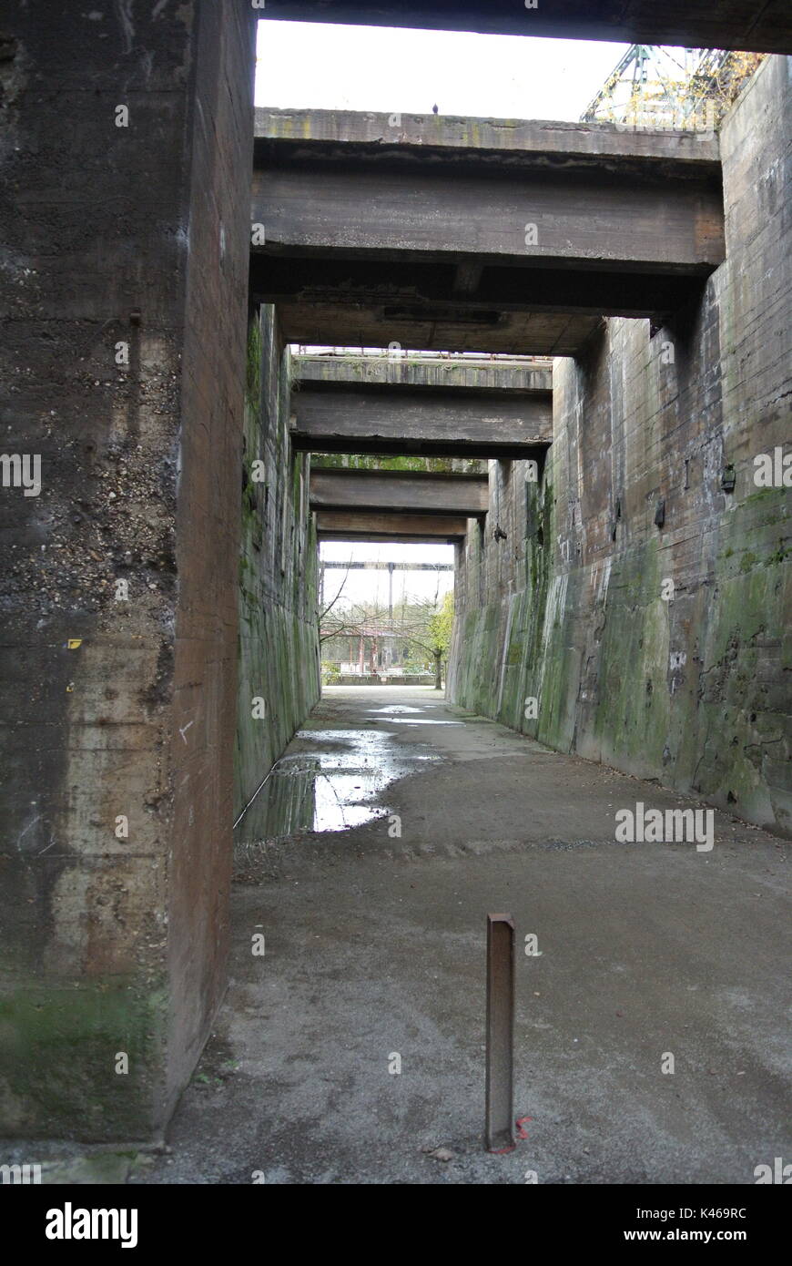 Konkrete Eingang zum ehemaligen Erz Bunkerat Landschaftspark Duisburg-Nord, Deutschland Stockfoto