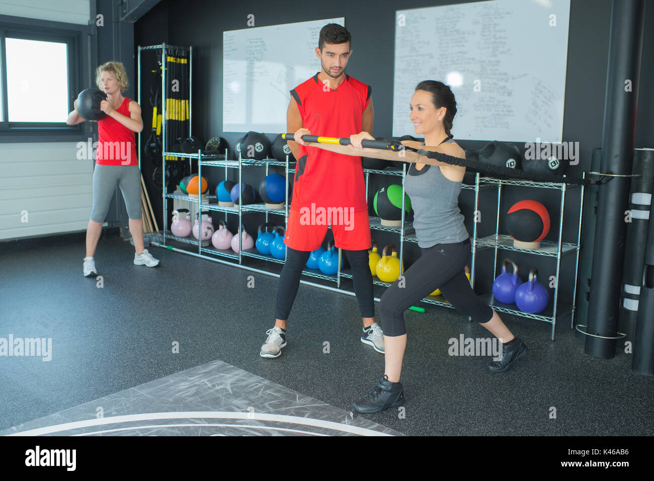 Junge Menschen, die weightlifting Training in Health Club Stockfoto