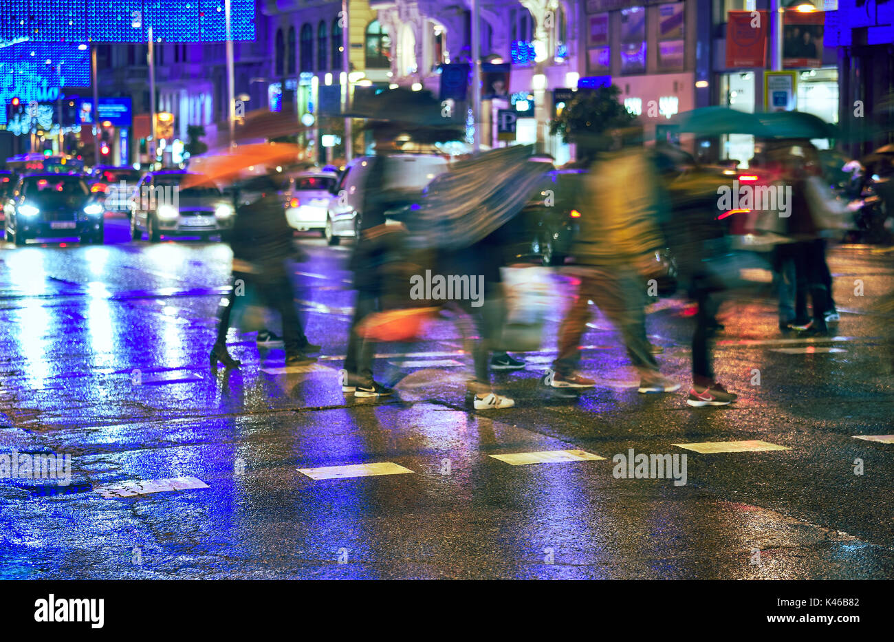 Menschen zu Fuß auf einen Fußgängerüberweg an der Gran Via. Madrid. Gemeinschaft von Madrid. Spanien Stockfoto