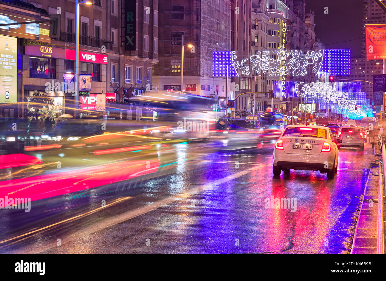 Verkehr an regnerischen Tag an der Gran Via. Madrid. Gemeinschaft von Madrid. Spanien Stockfoto