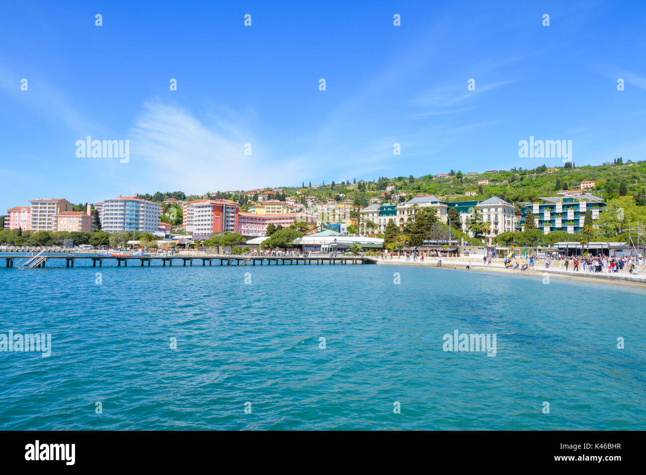 Portoroz, Slowenien - 17 April 2017: Portoroz Strand und in die Stadt sind zu einem beliebten touristischen Ziel in allen Jahreszeiten, besonders im Frühling Stockfoto