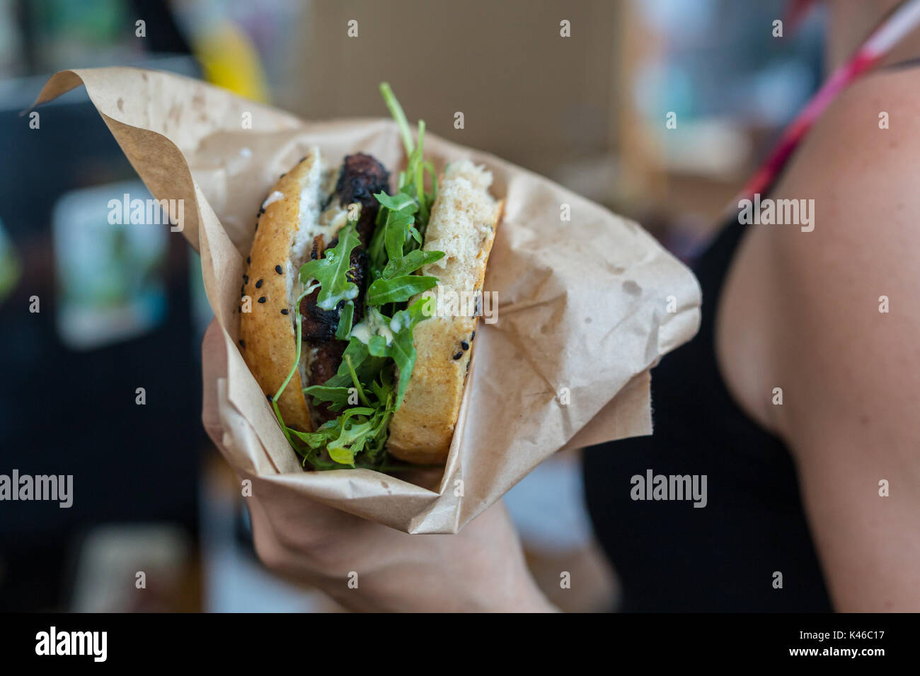 Frau mit saftigen Burger in den Händen. Stockfoto