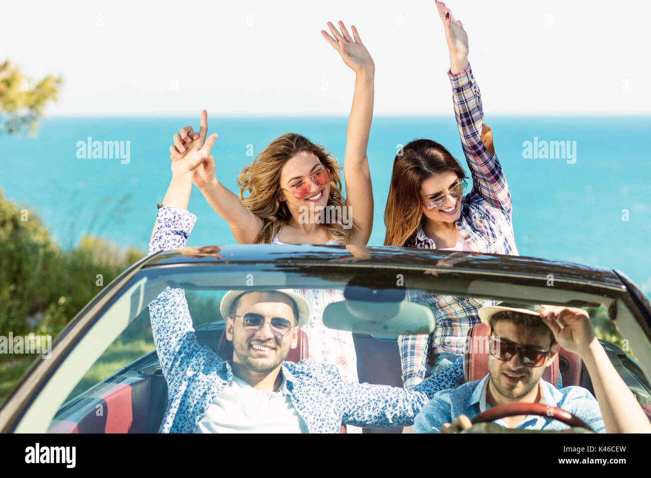 Schöne Party Freund Mädchen tanzen in einem Auto am Strand glücklich  Stockfotografie - Alamy