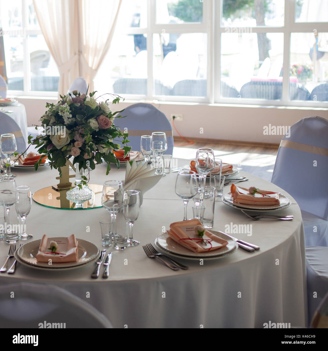 Schöne Hochzeit Tisch, rund Tisch für Gäste, Strauß Blumen in der Mitte  Stockfotografie - Alamy
