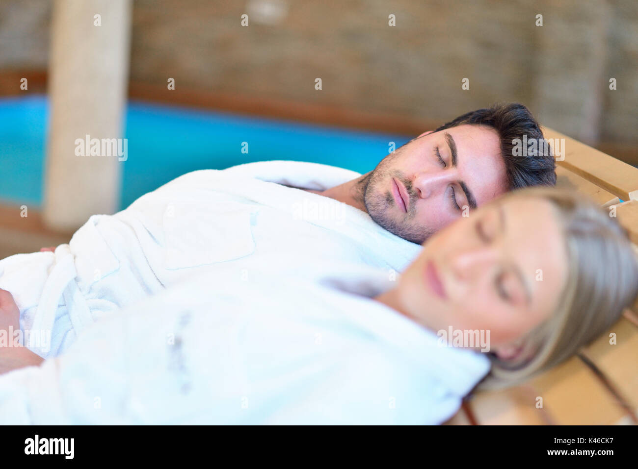 Schönes Paar entspannende zusammen im Spa Zentrum nach einem Beauty Behandlung Stockfoto
