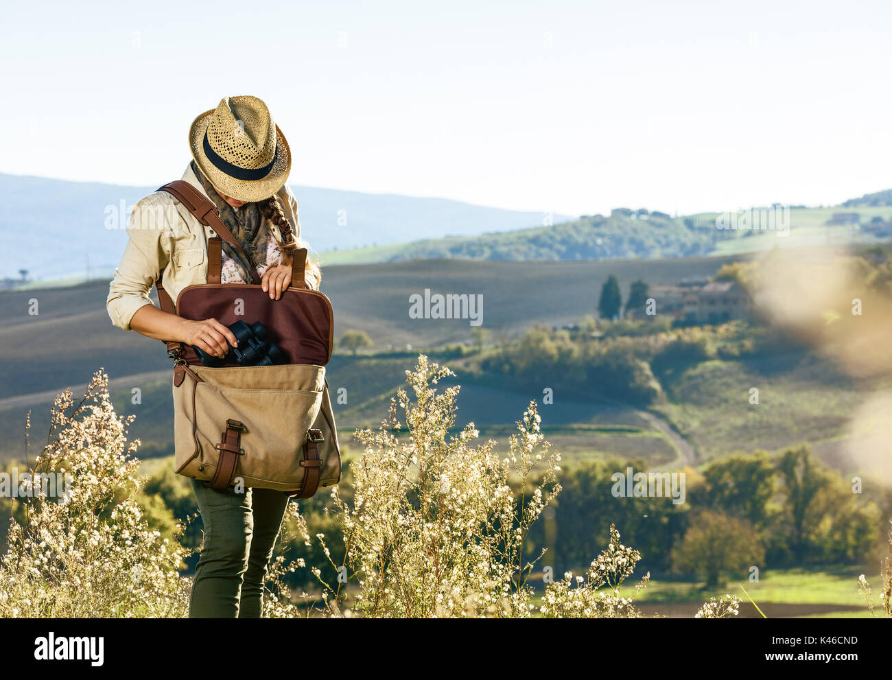 Entdecken Sie magische Ausblicke der Toskana. junge Frau Wanderer mit Tasche wandern in der Toskana die Ferngläser Stockfoto