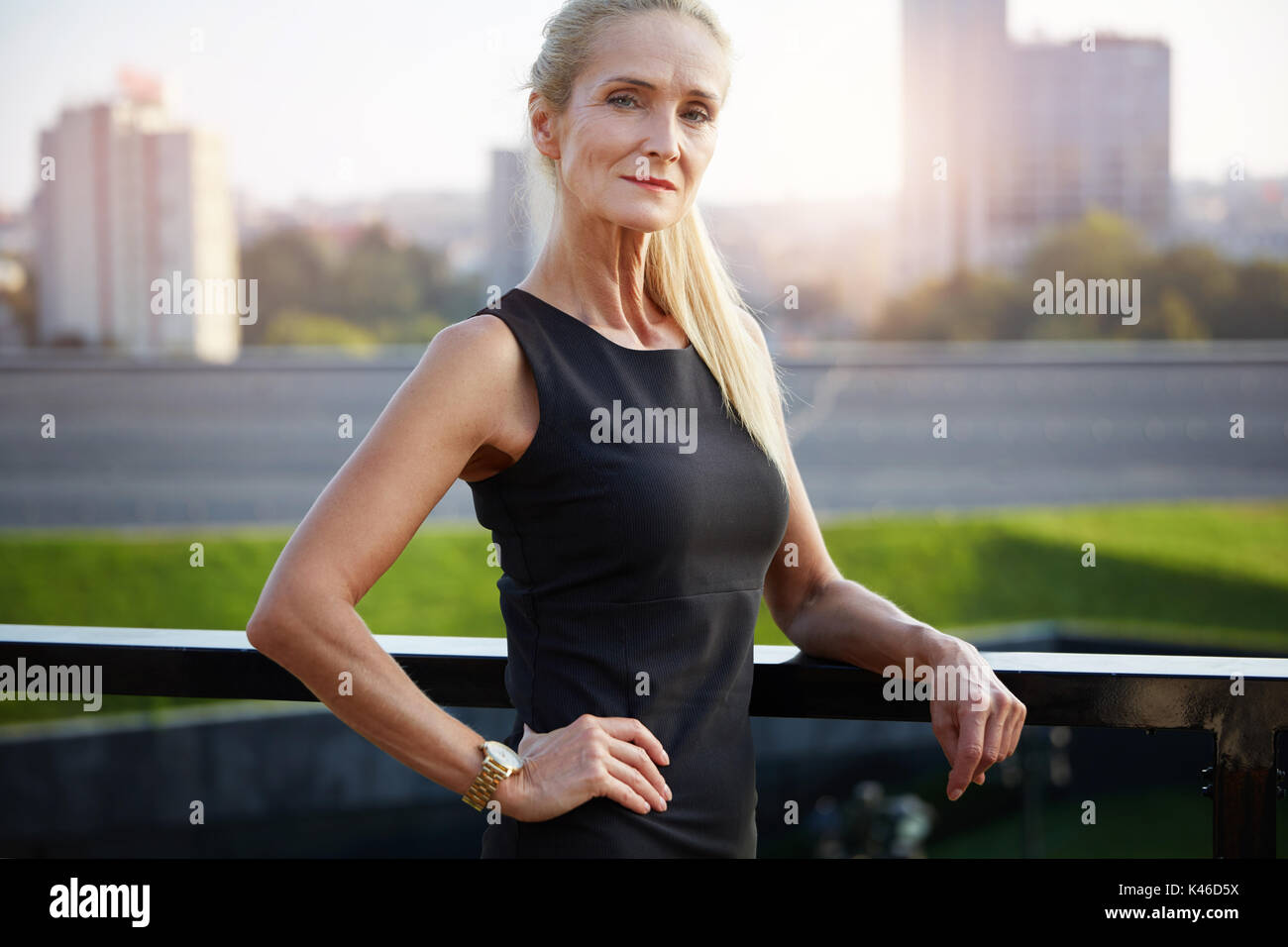 Portrait von zuversichtlich reife Geschäftsfrau mit Blick auf die Stadt im Hintergrund. Stockfoto