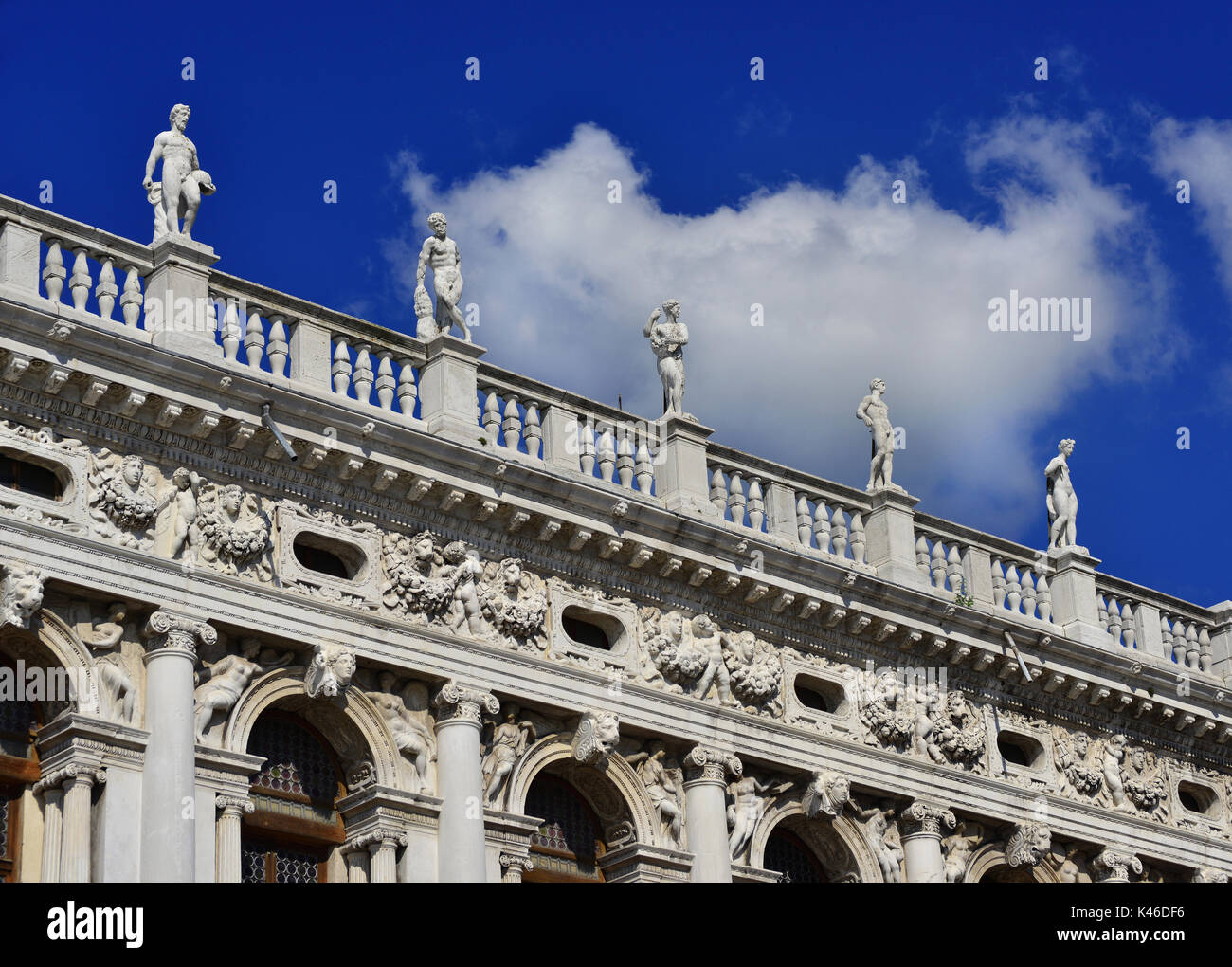 Monumentale Balustrade mit Statuen von St. Mark Bibliothek in Venedig, das von dem berühmten Architekten der Renaissance Sansovino im 16. Jahrhundert entworfen Stockfoto